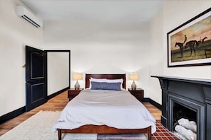 5 bedrooms, iron/ironing board, WiFi, bed sheets