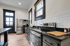 冷蔵庫、電子レンジ、オーブン、コンロ