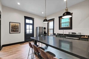 冷蔵庫、電子レンジ、オーブン、コンロ