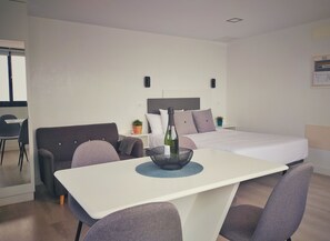 Fer et planche à repasser, lit parapluie, Wi-Fi gratuit, draps fournis