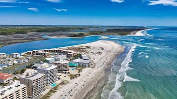 På stranden og solsenger