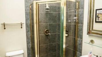 SĂšche-cheveux, serviettes fournies