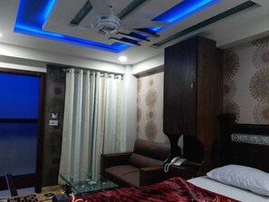 Tabla de planchar con plancha, wifi gratis y ropa de cama 