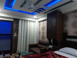 Deluxe Double Room | Iron/ironing board, free WiFi, bed sheets