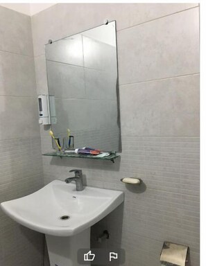 Regadera, amenidades de baño de diseñador, toallas, jabón 