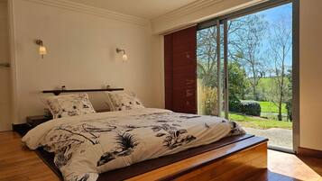 7 habitaciones, escritorio y tabla de planchar con plancha