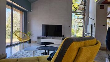 Smart TV, chimenea, videojuegos, mesa de ping pong