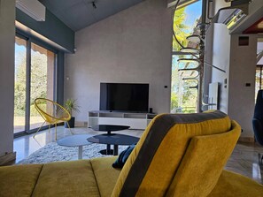 Smart TV, fireplace, video games, table tennis - Large villa with heated pool and jacuzzi for 15 people (La Tessoualle)