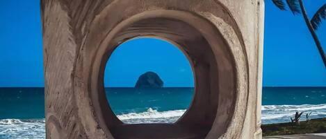 Vlak bij het strand, ligstoelen, strandlakens
