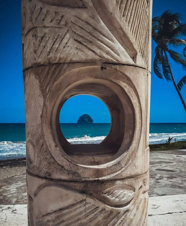 Plage à proximité, chaises longues, serviettes de plage