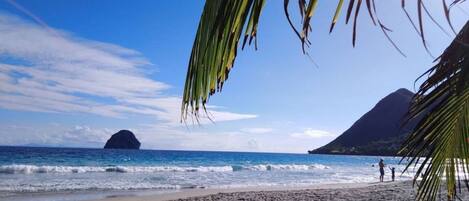 In Strandnähe, Liegestühle, Strandtücher