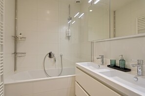 Comfort Apartment | Bathroom