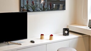 Leilighet – comfort | Skrivebord for bærbar PC, wi-fi (inkludert) og individuelt dekorert
