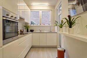Comfort Apartment | Private kitchen | Full-sized fridge, microwave, oven, dishwasher - Museum Zuid Top located apartments (Antwerp)
