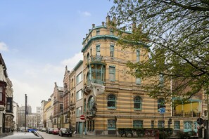 A historic building with ornate architecture, a street with parked cars, and a clear sky. - Museum Zuid Top located apartments (Antwerp)