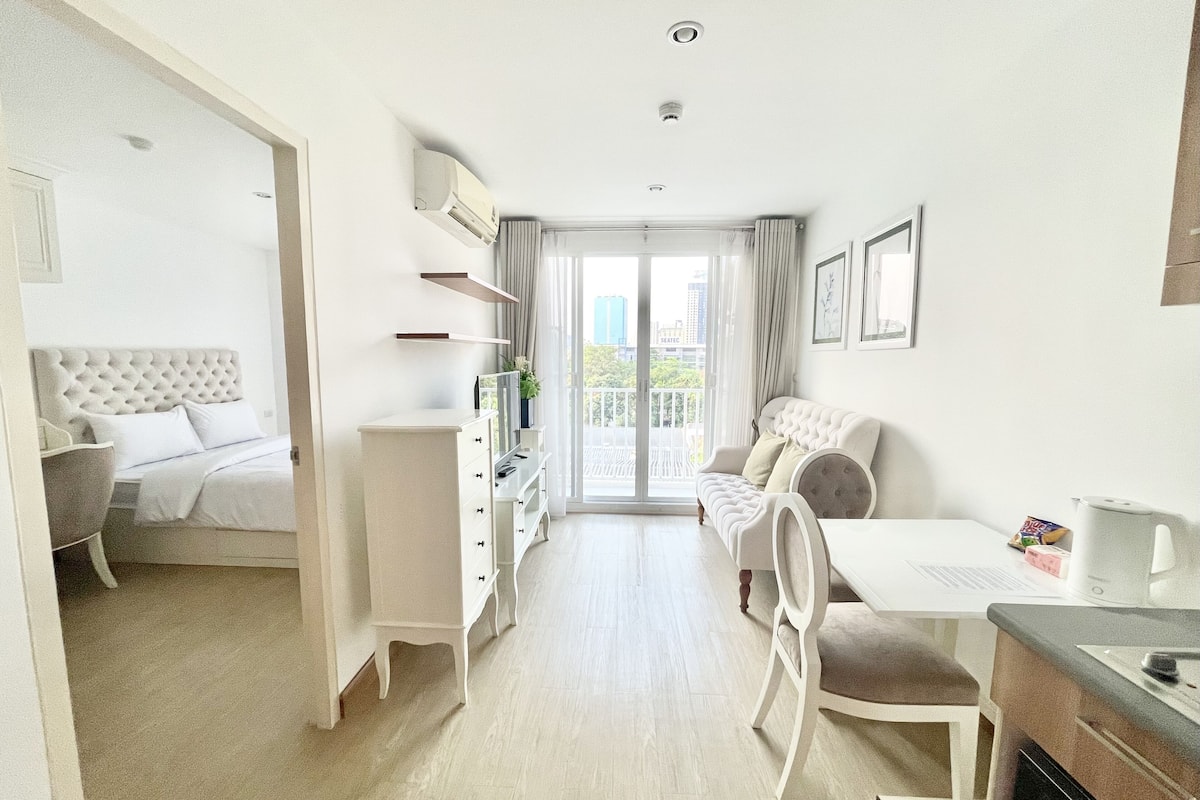 1 habitación, escritorio y espacio para trabajar con laptop