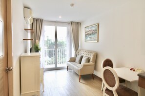 Apartemen Deluks | Area keluarga | Televisi LED 40-inci dengan saluran TV digital dan TV