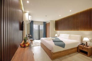 Deluxe Double Room with Pyramids Front View | 迷你吧、遮光窗帘、免费 WiFi、床单