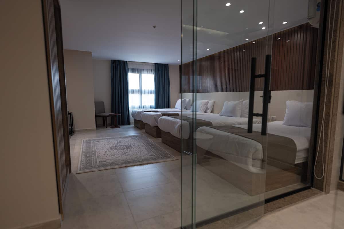 Minibar, cortinas blackout, wifi gratis y ropa de cama
