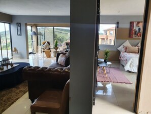 3 bedrooms, internet, bed sheets - Tranquil and Peaceful View Site Space which is close to all amenities (Zakariyya Park)