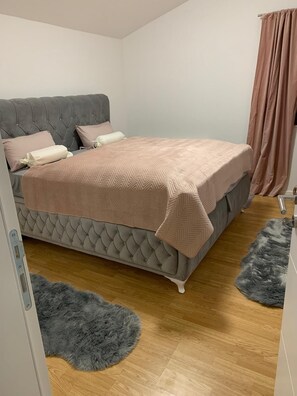 2 bedrooms, iron/ironing board, free WiFi, bed sheets