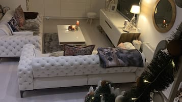 Smart TV, fireplace, stereo