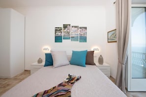 Escritorio, espacio para trabajar con un portátil, cortinas opacas