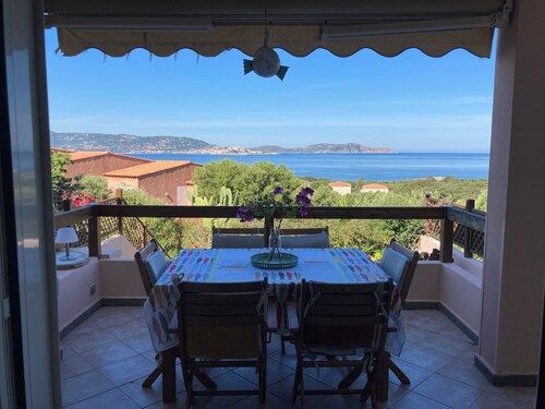 House 4/6 persons- 2 bedrooms- Exceptional garden and sea view, 8mn walk to the beach