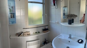 Dusche, Haartrockner, Bidet