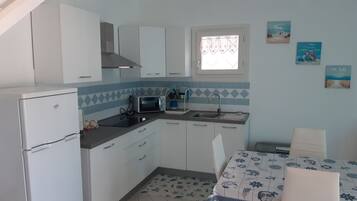 Réfrigérateur, micro-ondes, plaque de cuisson, cafetiÚre/bouilloire