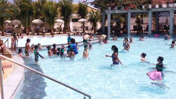 15 piscines extérieures, parasols de plage, chaises longues