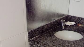 Apartamento conforto | Banheiro | Chuveiro, sabonete, papel higiênico