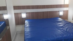 A room with bunk beds, a wooden headboard, and a blue mattress cover. - Lacqua DiRoma IV - Gran Caldas Reservas (Caldas Novas)