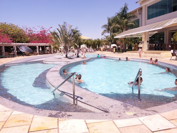 15 outdoor pools, pool umbrellas, sun loungers - Lacqua DiRoma IV - Gran Caldas Reservas (Caldas Novas)