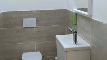 Haartrockner, Handtücher, Seife, Shampoo