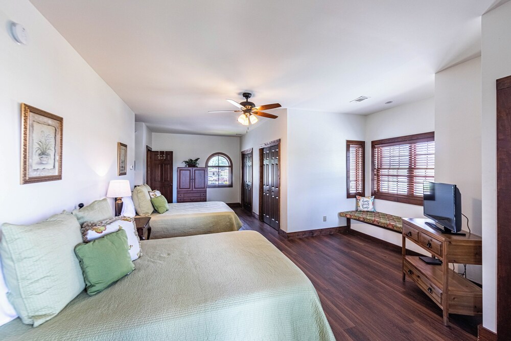 Waterfront Cuscowilla Villa Suites on Lake Oconee with assigned Boat slip Putnam County Vrbo