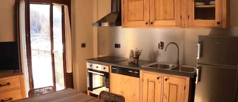 Fridge, oven, stovetop, dishwasher