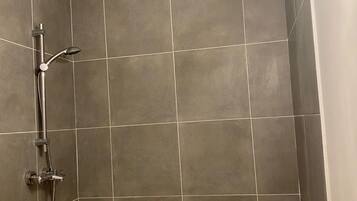 Een haardroger, handdoeken, zeep