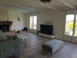 TV connectée, cheminée, baby-foot, table de tennis de table