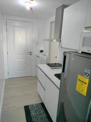 Geladeira, micro-ondas, cooktop, chaleira elétrica