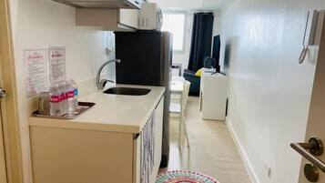 Kühlschrank, Mikrowelle, Herdplatte, Wasserkocher