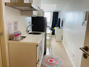 Fridge, microwave, stovetop, electric kettle