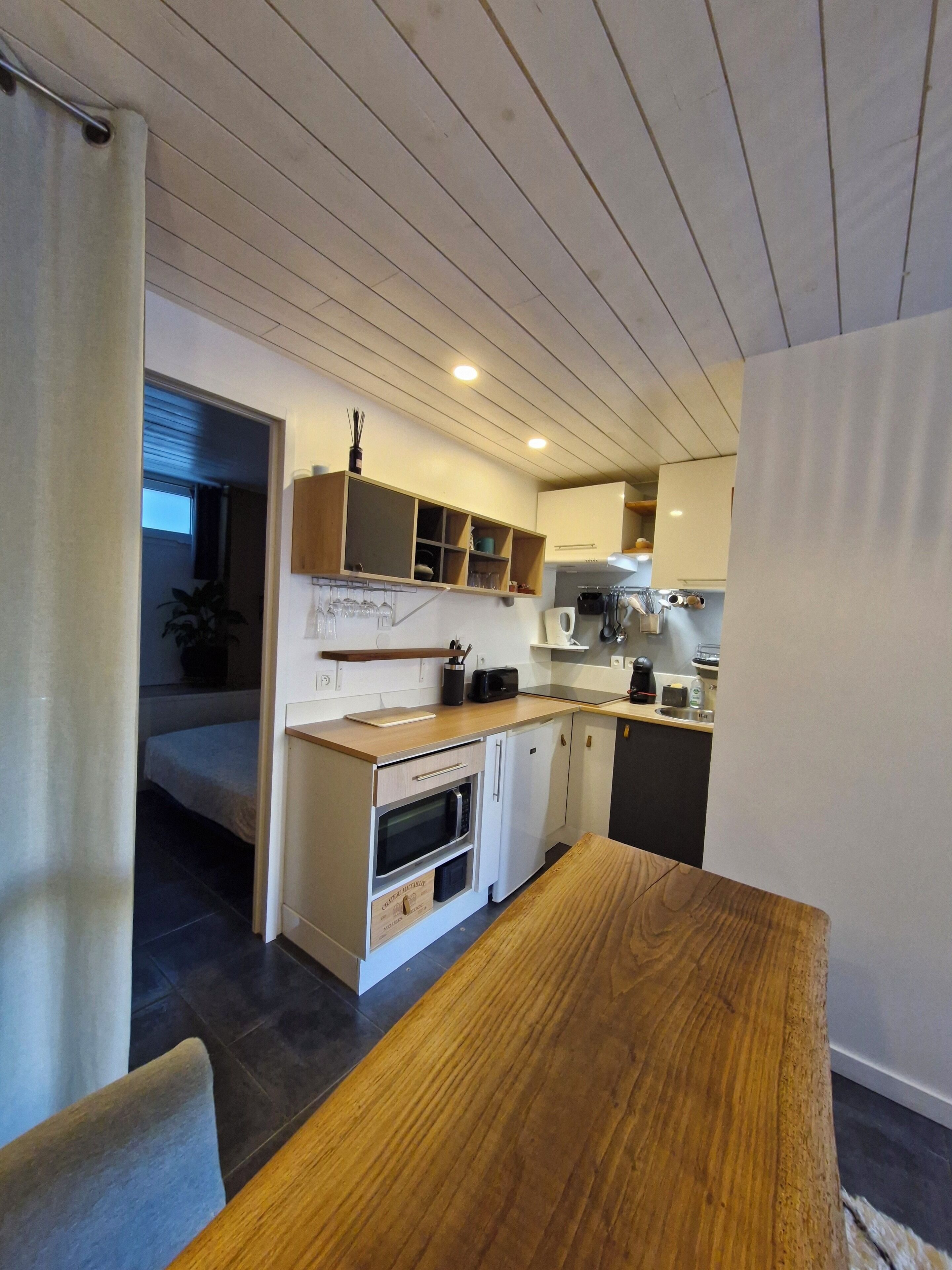 Jääkaappi, mikroaaltouuni, liesi, kahvin-/teenkeitin