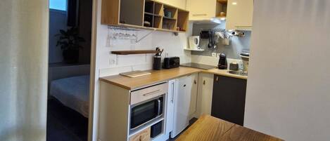 Kühlschrank, Mikrowelle, Herdplatte, Wasserkocher mit Kaffee-/Teezubehör