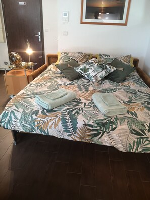 1 Schlafzimmer, Schreibtisch, Bügeleisen/Bügelbrett, kostenloses WLAN