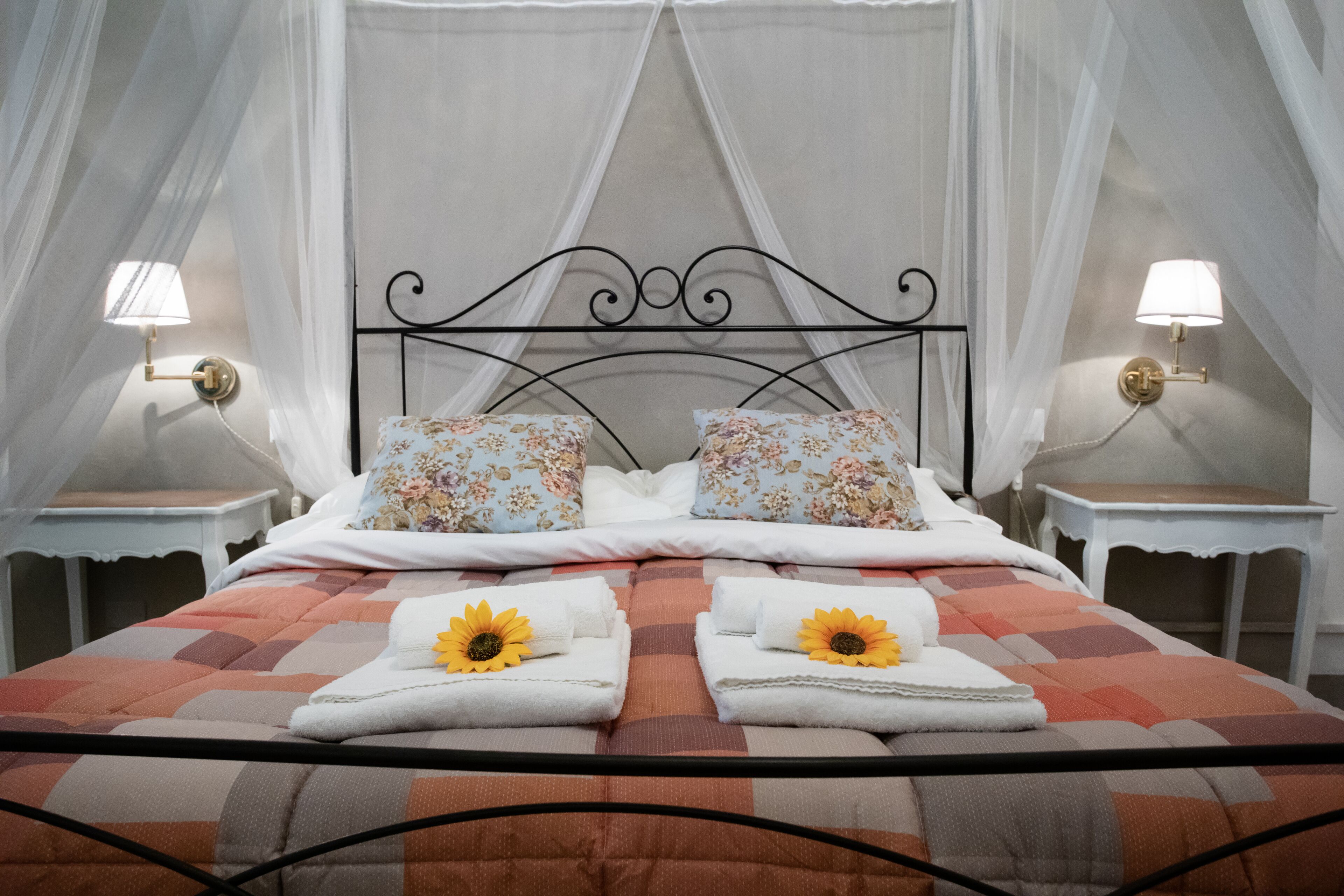 Junior-Vierbettzimmer | Daunenbettdecken, Zimmersafe, Schreibtisch, Verdunkelungsvorhänge