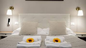 Kolmen hengen standard-huone | Untuvapeitot, tallelokero huoneessa, työpöytä, pimennysverhot