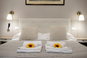 Tremannsrom – standard | Dundyner, safe på rommet, skrivebord og blendingsgardiner