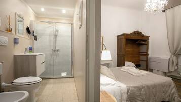 Standard Triple Room | Bathroom | Hair dryer, bidet, towels, soap