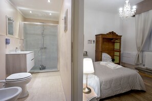 Standard Triple Room | Bathroom | Hair dryer, bidet, towels, soap - Residenza Centro Storico (Lucca)